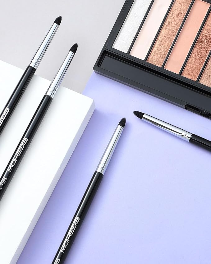 EIGSHOW Small Smudge Brush for Precise Eye Brightening and Under Eye Highlighting (E834)