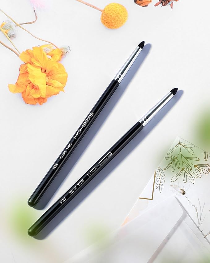 EIGSHOW Small Smudge Brush for Precise Eye Brightening and Under Eye Highlighting (E834)